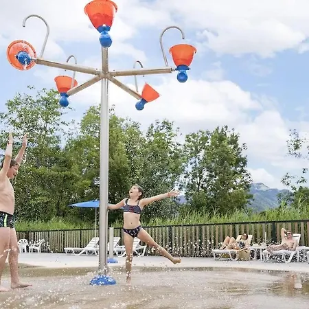 Familial Au Bord Du Chalet