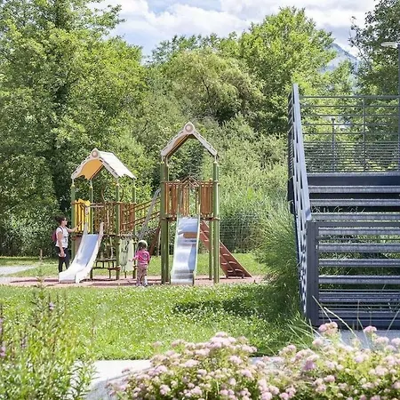 Familial Au Bord Du Chalet